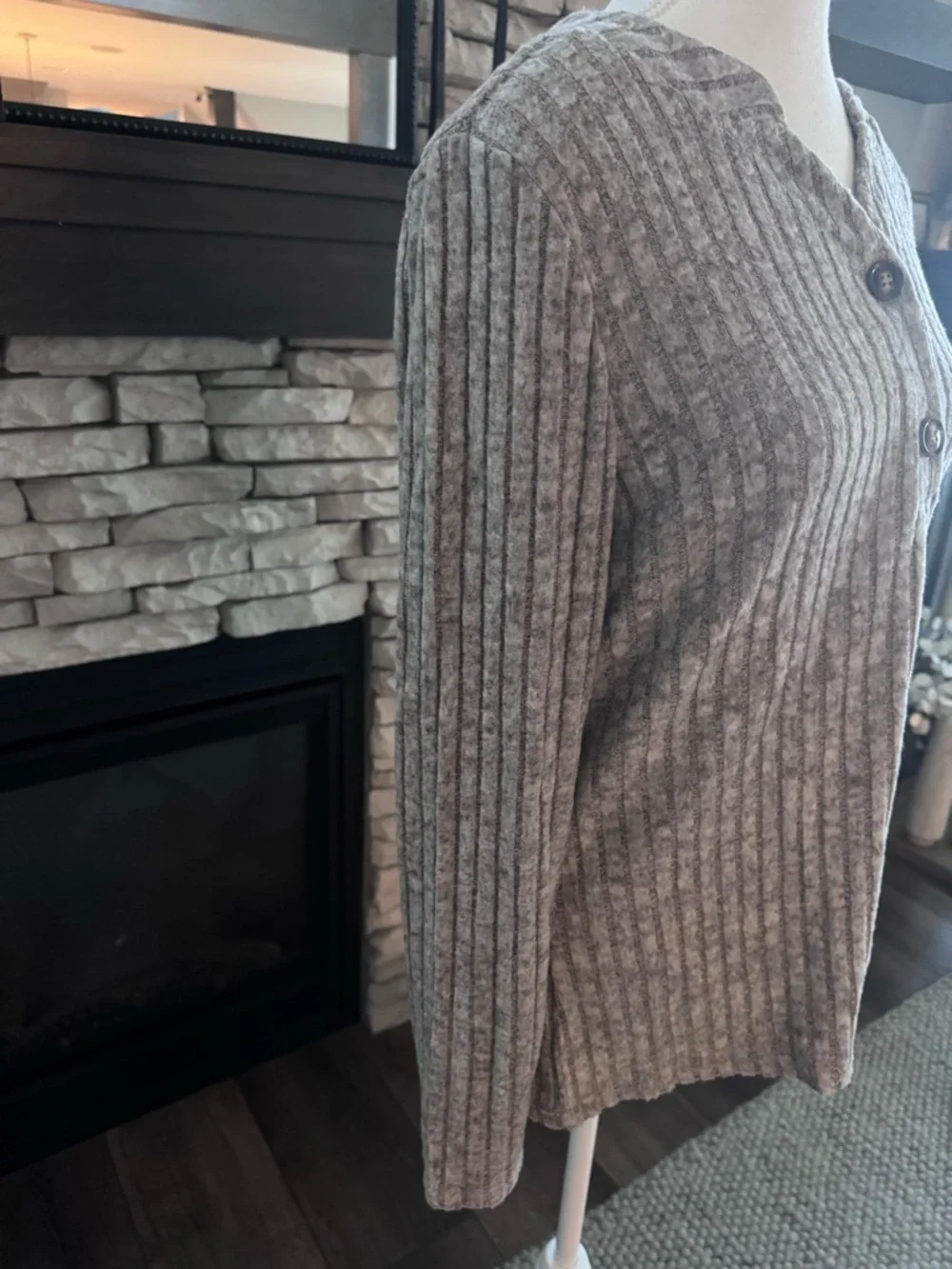 BRAND NEW Women’s Small Cozy Ribbed Sweater in Taupe - Picture 6 of 9